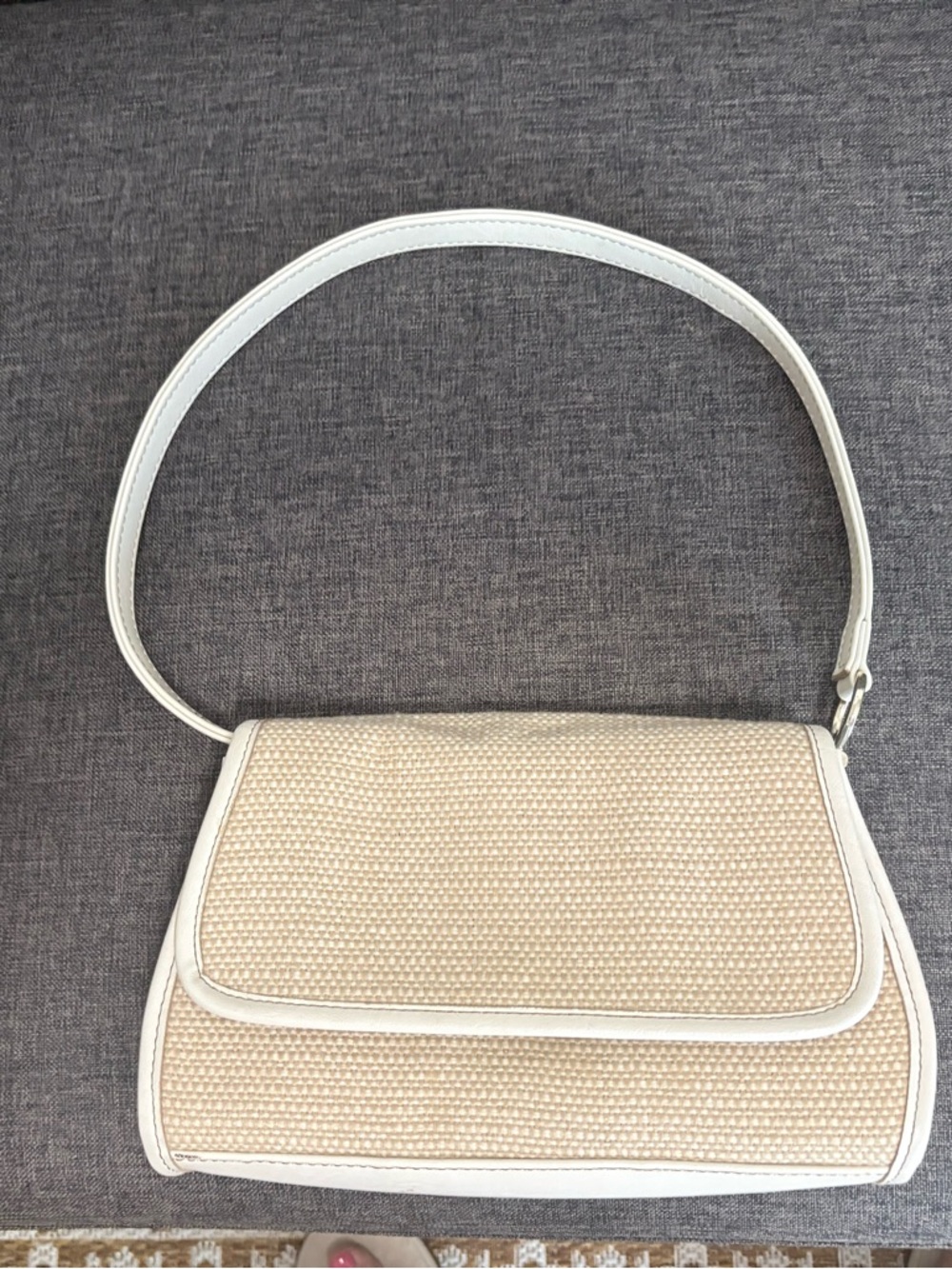 Liz Claiborne Tan/White Straw Woven Shoulder Handbag/Purse.  Length 9" Width 2"